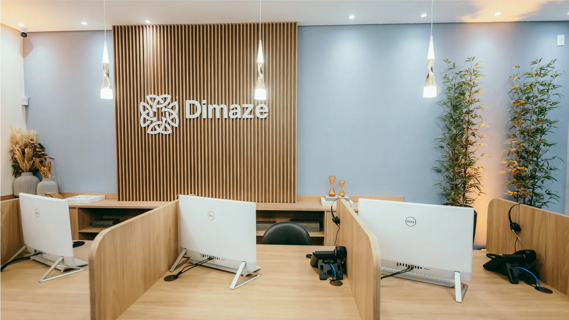 Recepção da clínica Dimaze com painel ripado de madeira e logo Dimaze